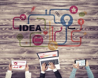 Ellerinde cihazlar bulunan üç kişilik bir grup iletişim ve ağ oluşturma sembolü olarak birlikte çalışıyor.