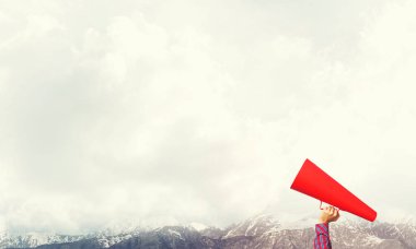 Bir kadının kâğıt borazanla anons yapması.