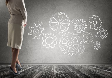 İş kadını ve takım çalışmasının alt görünümü duvara çizildi