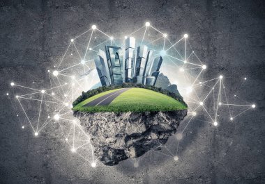 Beton zemin üzerinde çimen ve şehir manzarası olan güzel küçük bir ada.