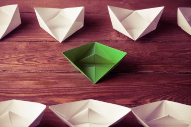 Tahta masadaki origami tekneleri.