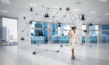 Şık iş kadını modern ofis cep telefonu ve sosyal bağlantı kavramı konuşuyor. Karışık teknik