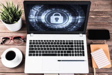 İş çalışma alanı başı işleri ve asma kilit simgeleri ekranda ile dizüstü bilgisayar ile