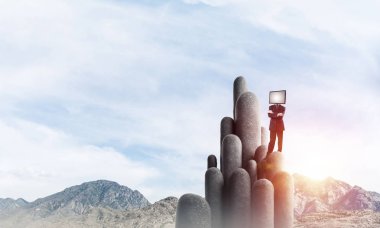 İşadamı kafasına silah tutmak yerine TV elbiseli güzel manzara ile taş sütunlar tepesinde dururken arka plan üzerinde çarpı işareti.