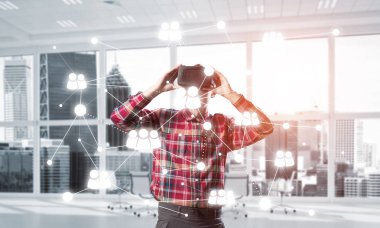 Sanal gerçeklik kulaklık veya bağlantı arka plan üzerinde 3d gözlük ile genç adam. Karışık teknik