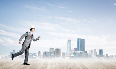 Beyaz taçlı yakışıklı iş adamı aceleyle koşuyor.