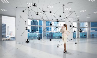 Şık iş kadını modern ofis cep telefonu ve sosyal bağlantı kavramı konuşuyor. Karışık teknik