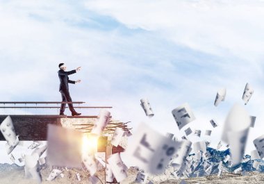 Kağıtları kocaman bir boşluk ile beton köprü üzerinde gizli tehditler ve riskler sembolü olarak uçan arasında blindfolded yürüyüş iş adamı. Hava ve doğa arka planda görüntüleyin. 3D render.