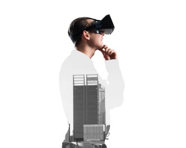 Sanal gerçeklik kulaklığı olan genç bir adam ya da şehrin arka planında 3 boyutlu gözlüklü.