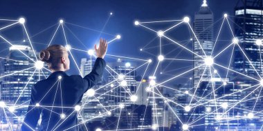 Gece şehir manzarasına karşı sosyal bağlantı medya kavramı ile çalışan iş kadınlarının arka planı