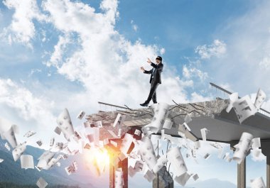 Gizli tehditler ve risklerin sembolü olarak beton köprüde uçan belgelerin arasında yürüyen bir işadamı. Arka planda gökyüzü ve doğa manzarası. 3B görüntüleme.