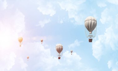 Üzerinde mavi bulutlu gökyüzü uçan renkli aerostats. 3D render.