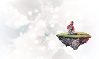 Yüzen adada tatlı bir gülümseme sunan sosyal bağlantı konsepti