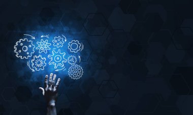 İş adamının eli dişli mekanizmasını işaret ediyor.