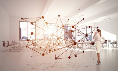 Modern ofis içi ve sosyal bağlantı kavramında zarif bir iş kadını. Karışık ortam