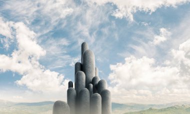 Açık havada, arka planda güzel manzaralı yüksek ve büyük taş sütunların görüntüsü. Duvar kağıdı, telif alanı olan arkaplan.