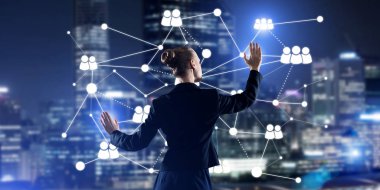 Gece şehir manzarasına karşı sosyal bağlantı medya kavramı ile çalışan iş kadınlarının arka planı