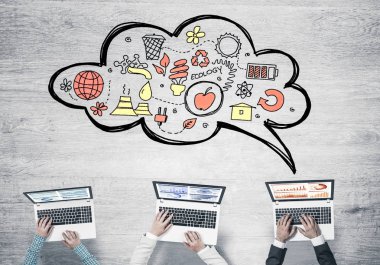 Ellerinde cihazlar bulunan bir grup insan, iletişim ve ağın sembolü olarak birlikte çalışıyor.