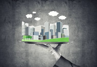 Garson, kentsel inşaat numunesinde sunum yapıyor.