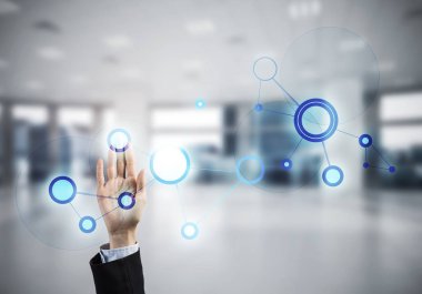 Kadın eli tıp konseptiyle medya ekranının simgesine dokunuyor