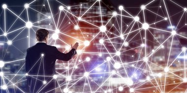 İşadamı gece cityscape sosyal bağlantı medya kavramı ile çalışma karşı arkadan görünüm