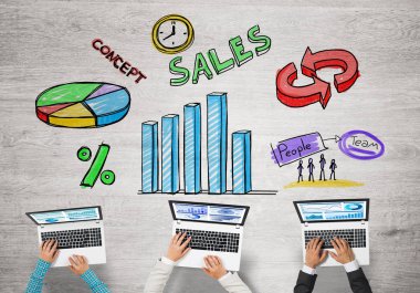 Ellerinde cihazlar bulunan üç kişilik bir grup iletişim ve ağ oluşturma sembolü olarak birlikte çalışıyor.