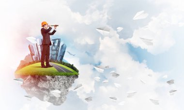 Mühendis adam mavi gök yeşil yüzen ada üzerinde ayakta