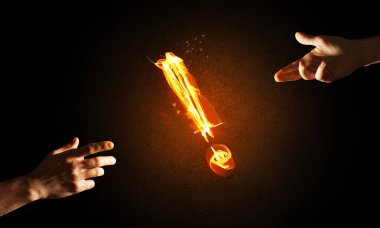 Ellerini birbirine ve yangın parlayan ünlem işareti