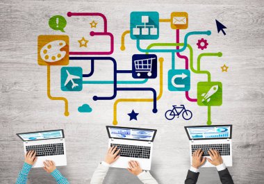 Ellerinde cihazlar bulunan üç kişilik bir grup iletişim ve ağ oluşturma sembolü olarak birlikte çalışıyor.