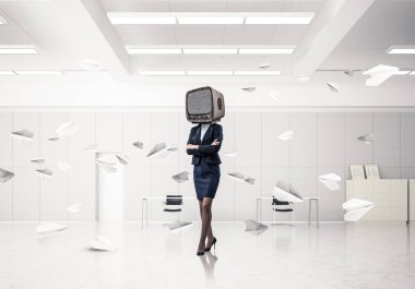 Kağıt uçaklar ofis binası içinde uçan arasında duran iş kadını kıyafetli kafa silah tutmak yerine eski bir Tv ile geçti. 3D render.