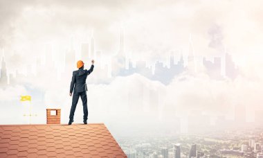 Mühendis, evinin çatısına geri döndü ve şehri çiziyor. Karışık ortam