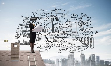 Evin çatısında baş durmak yerine kamerayla zum yapan yüzsüz iş kadını.