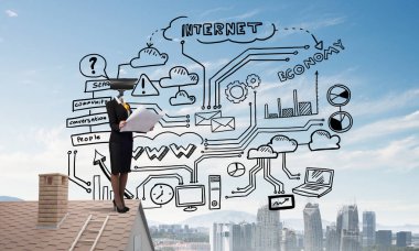 Evin çatısında baş durmak yerine kamerayla zum yapan yüzsüz iş kadını.