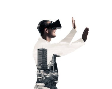 Sanal gerçeklik kulaklığı olan genç bir adam ya da şehrin arka planında 3 boyutlu gözlüklü.