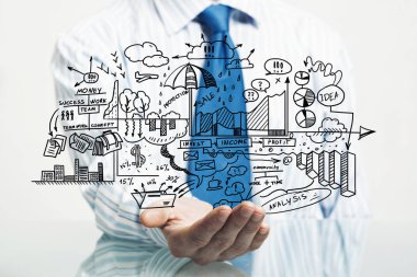 Masadaki işadamı iş taslak planını Palm 'da sunuyor.