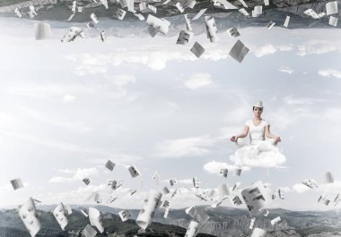 Genç kadın gözleri koruma kapalı ve seyir bulut kağıtları uçan arasında ve doğa dünyalar arasında üzerinde meditasyon sırasında konsantre.