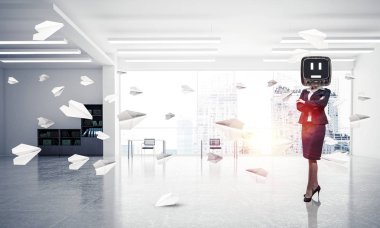 Kağıt uçaklar ofis binası içinde uçan arasında duran iş kadını kıyafetli kafa silah tutmak yerine eski bir Tv ile geçti. 3D render.