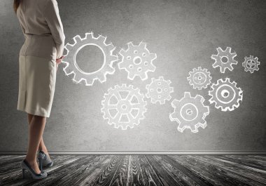 İş kadını ve takım çalışmasının alt görünümü duvara çizildi