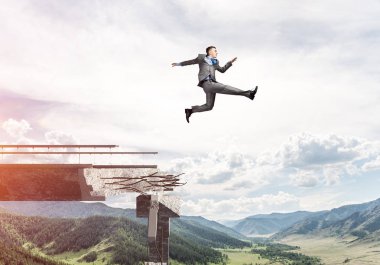 Kocaman bir boşluk içinde beton köprü üstünden atlayarak zorlukların üstesinden sembolü olarak iş adamı. Hava ve doğa arka planda görüntüleyin. 3D render.