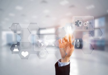 Kadın eli tıp konseptiyle medya ekranının simgesine dokunuyor