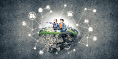 ECO konsepti yüzen ada ve üzerinde kitap oturan çocuklar.