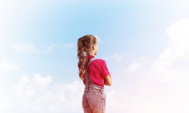 Gökyüzü arka plan hakkında geleceği görmenin karşı tulum, küçük şirin kız