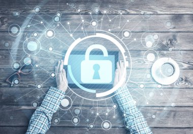 Tablet bilgisayarlı, sıradan bir masada oturan bir kadının en iyi görüntüsü.