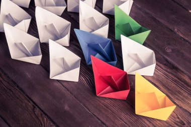Tahta masadaki origami tekneleri.