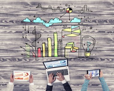 Ellerinde cihazlar bulunan bir grup insan, iletişim ve ağın sembolü olarak birlikte çalışıyor.