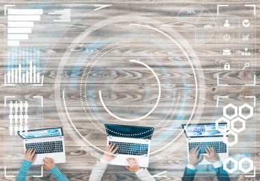 Ellerinde cihazlar bulunan üç kişilik bir grup iletişim ve ağ oluşturma sembolü olarak birlikte çalışıyor.