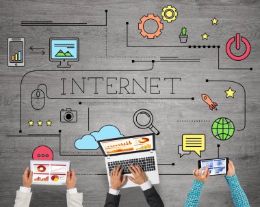 Ellerinde cihazlar bulunan üç kişilik bir grup iletişim ve ağ oluşturma sembolü olarak birlikte çalışıyor.