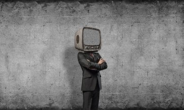 Arka plan üzerinde duran gri karanlık Duvar ile boş oda içinde iş başına silah tutmak yerine eski Tv ile takım elbiseli adamı geçti.