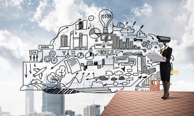 Evin çatısında baş durmak yerine kamerayla zum yapan yüzsüz iş kadını.