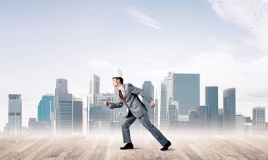 Beyaz taçlı yakışıklı iş adamı aceleyle koşuyor.